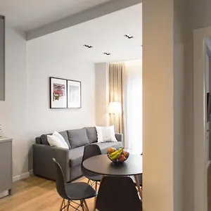 Stylish And Renovated Retreat In Thessaloniki: Cozy At Ioulianou 33 Daire